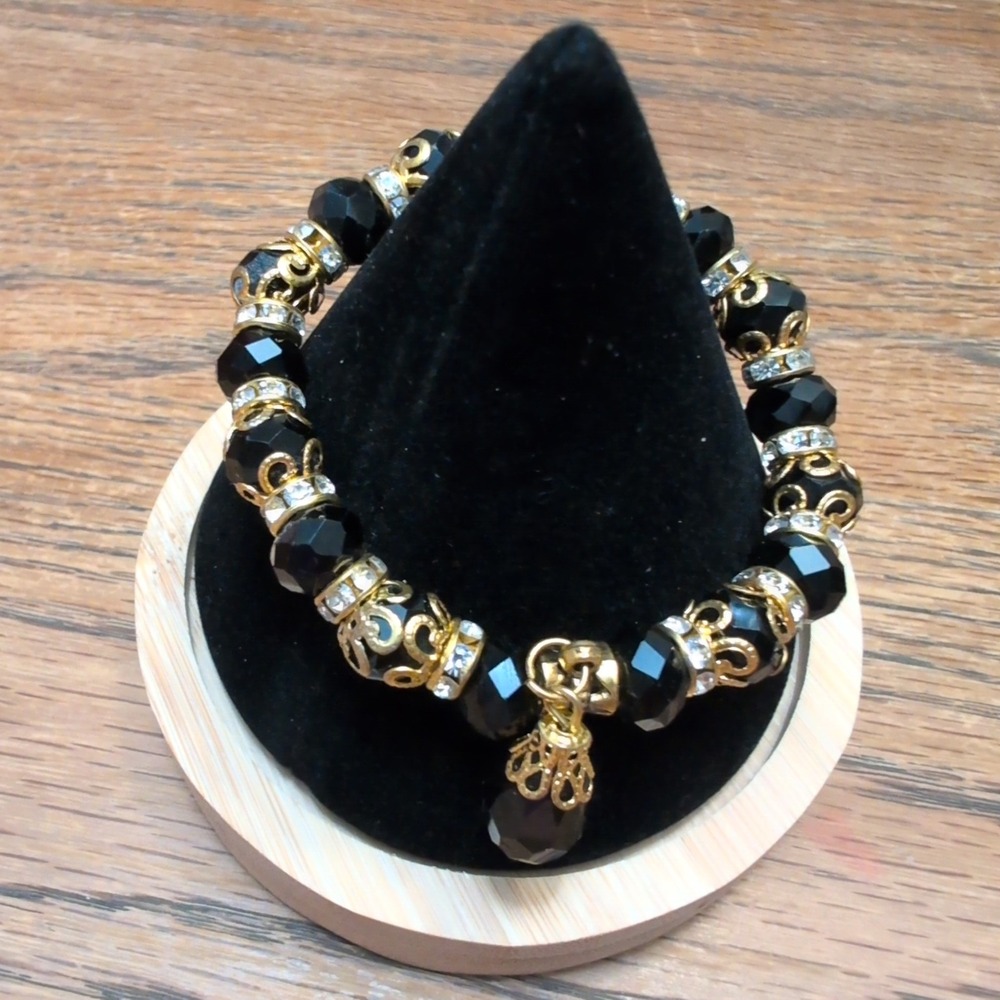Black Faceted Bead Stretch Bracelet Gold Tone Filigree Rhinestone Charm VG+ - Picture 1 of 2